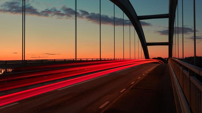 Lichtströme auf einer Brücke im Sonnenuntergang