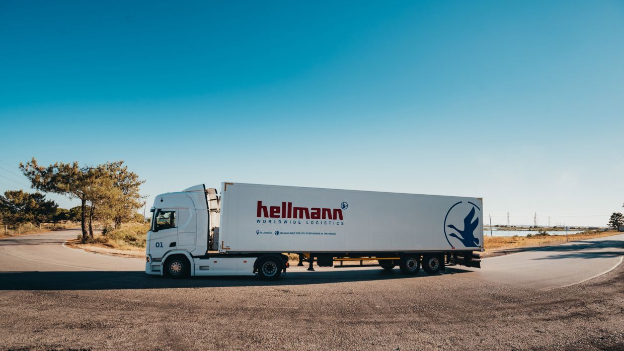 Via the EIKONA Logistics service portal, Hellmann informs all parties involved about the current shipment status, for example A Hellmann truck is parked on the road.