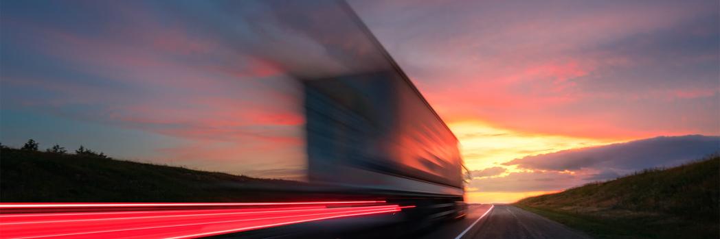 LKW rauscht auf einer Autobahn vorbei, was für die Effizienzsteigerung durch Business Process as a Service steht