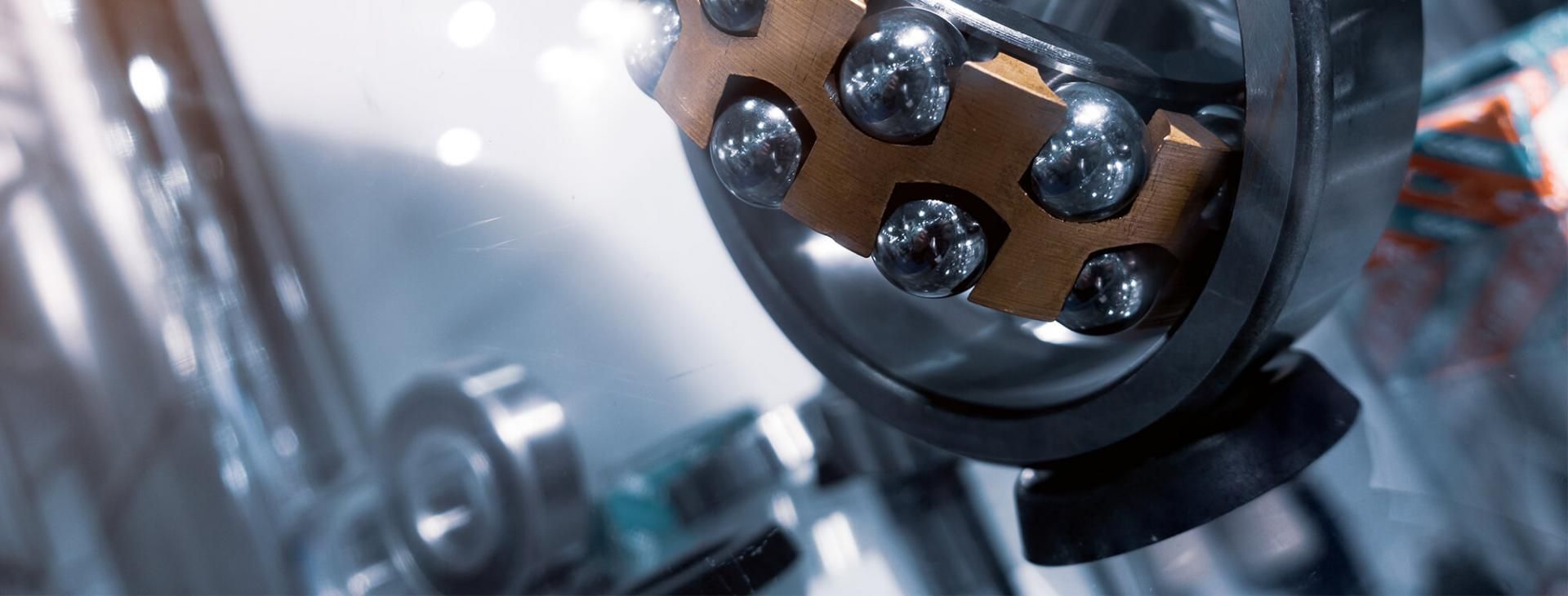 With the individually combinable modules of the EIKONA Logistics Cloud, companies digitalise their supply chain. Metal ball bearing in the foreground.