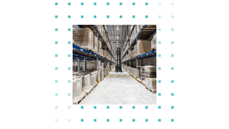 Logistics companies can work more effectively with smart logistics IT. An aisle in a warehouse where a forklift truck is travelling.