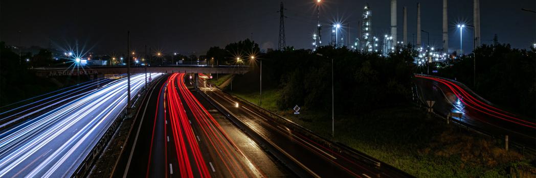 Viele Lichtströme auf einer großen dunklen Autobahn