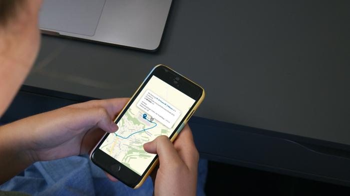 Man looks at route in route planner on his cell phone