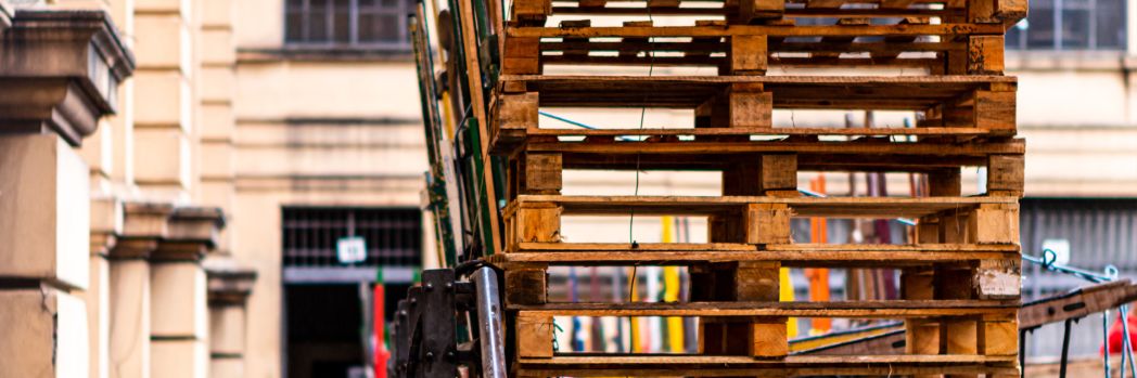 Load accounting effectively complements own ERP to avoid loss of expensive resources Many pallets stacked on top of each other in the yard of a forwarding company